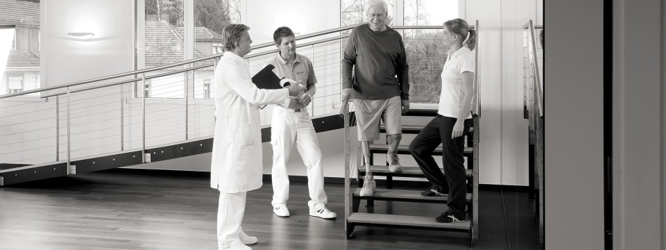Sistema protésico de rodilla accionada por microprocesador