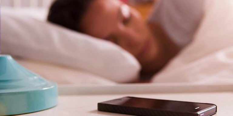 ¿Es malo dormir cerca de tu smartphone?
