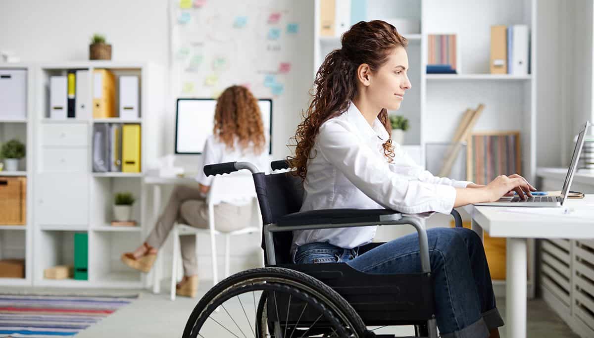 mujer con discapacidad trabajando