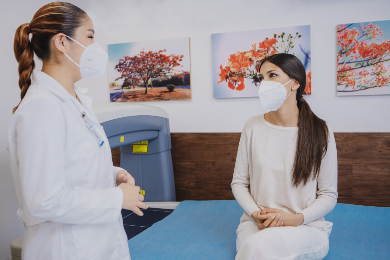 Mujer en consultoria realizando la prueba de VPH